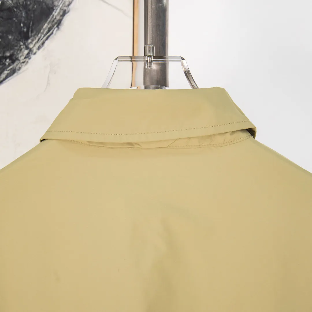 P360 zp version [exclusive supply] - Ralph Lauren/Ralph Lauren SS25 new double-layer windproof and water-repellent classic old cadre style light casual jacket - double-layer design, same color inside and outside S237 high-density micro-water-repellent craft fabric (100% T) ✅ | - Custom-woven double-layer rabbit velvet stitched thread, non-market misprinted mercerized cotton ✅ - Customized two-color webbing strip on the back collar, with zipper side pockets inside ✅ - POLO brand zipper, genuine leather zipper piece, dark and light two-color buttons ✅ - RL25SS new jacket fabric is made of lightweight polyester fiber, windproof and waterproof, more lightweight, suitable for traveling or daily outdoor sports, simple line design and wide and neat tailoring, unisex style for both men and women, good for commuting, classic and durable, Color: Black, Gray White, Light Card Size: S M L XL Number: WW10739